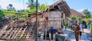 Pemberian Bantuan bagi Korban Rumah Roboh di Desa Sukajadi, Kampung Cirukuy, Kecamatan Cisayong